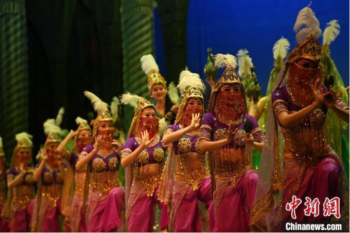 7月18日晚，中國經(jīng)典舞劇《絲路花雨》在甘肅蘭州黃河劇院進(jìn)行演出。中國經(jīng)典舞劇《絲路花雨》迎來45周年，7月17日-8月4日在蘭州開啟為期多天的駐場演出。該舞劇取材于敦煌莫高窟壁畫，集中國霓裳羽衣舞、敦煌舞、印度舞、黑巾舞、波斯馬鈴舞等于一身，自1979年演出至今，該劇先后在40多個國家和地區(qū)演出近4000場，觀眾550多萬人次。中新社記者 李亞龍 攝</p>
<p>