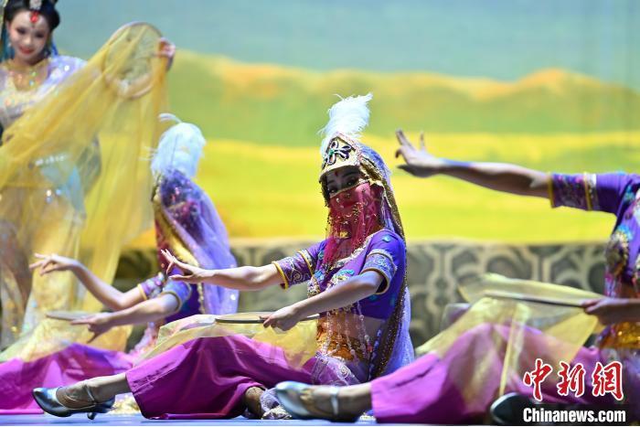 7月18日晚，中國經(jīng)典舞劇《絲路花雨》在甘肅蘭州黃河劇院進(jìn)行演出。中國經(jīng)典舞劇《絲路花雨》迎來45周年，7月17日-8月4日在蘭州開啟為期多天的駐場演出。該舞劇取材于敦煌莫高窟壁畫，集中國霓裳羽衣舞、敦煌舞、印度舞、黑巾舞、波斯馬鈴舞等于一身，自1979年演出至今，該劇先后在40多個國家和地區(qū)演出近4000場，觀眾550多萬人次。中新社記者 李亞龍 攝</p>
<p>