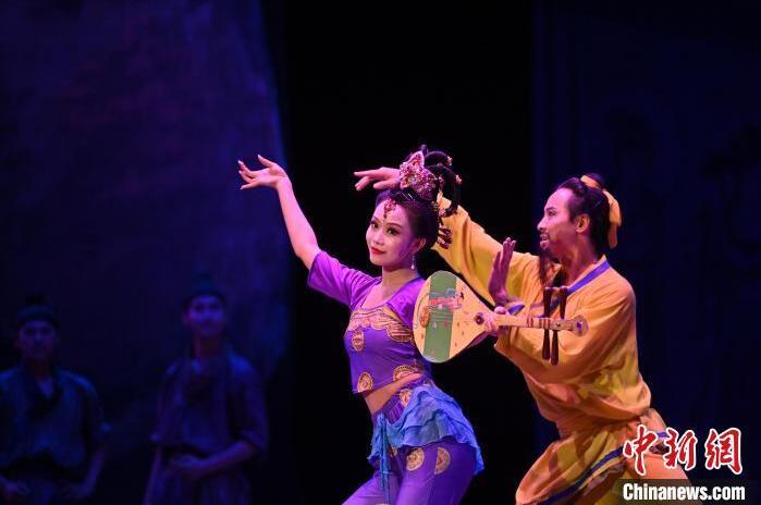 7月18日晚，中國經(jīng)典舞劇《絲路花雨》在甘肅蘭州黃河劇院進(jìn)行演出。中國經(jīng)典舞劇《絲路花雨》迎來45周年，7月17日-8月4日在蘭州開啟為期多天的駐場演出。該舞劇取材于敦煌莫高窟壁畫，集中國霓裳羽衣舞、敦煌舞、印度舞、黑巾舞、波斯馬鈴舞等于一身，自1979年演出至今，該劇先后在40多個國家和地區(qū)演出近4000場，觀眾550多萬人次。中新社記者 李亞龍 攝</p>
<p>