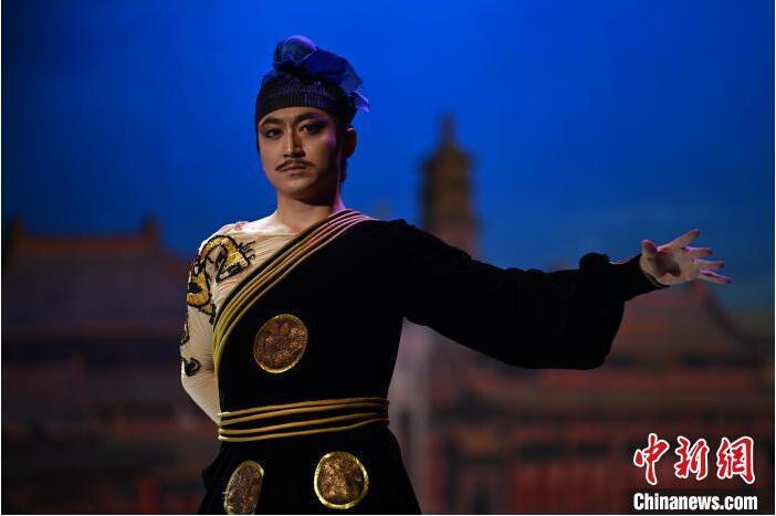 7月18日晚，中國經(jīng)典舞劇《絲路花雨》在甘肅蘭州黃河劇院進(jìn)行演出。中國經(jīng)典舞劇《絲路花雨》迎來45周年，7月17日-8月4日在蘭州開啟為期多天的駐場演出。該舞劇取材于敦煌莫高窟壁畫，集中國霓裳羽衣舞、敦煌舞、印度舞、黑巾舞、波斯馬鈴舞等于一身，自1979年演出至今，該劇先后在40多個國家和地區(qū)演出近4000場，觀眾550多萬人次。中新社記者 李亞龍 攝