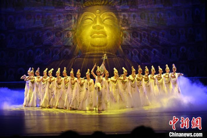 7月18日晚，中國(guó)經(jīng)典舞劇《絲路花雨》在甘肅蘭州黃河劇院演出。李亞龍 攝