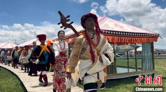 2024年6月，甘肅甘南藏族自治州上演藏服時裝秀。(資料圖)高瑩 攝