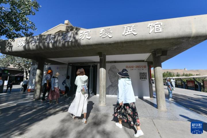 7月22日，游客排隊進(jìn)入“尋境敦煌——數(shù)字敦煌沉浸展”場館。新華社記者 郎兵兵 攝</p>
<p>