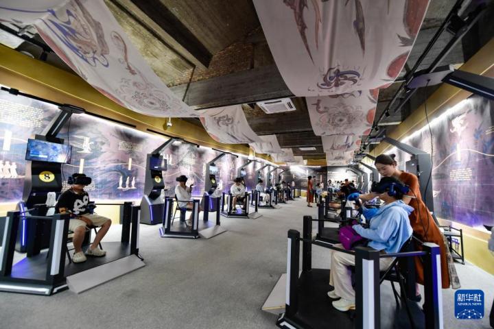 7月22日，游客線下體驗“尋境敦煌——數(shù)字敦煌沉浸展”。新華社記者 郎兵兵 攝</p>
<p>