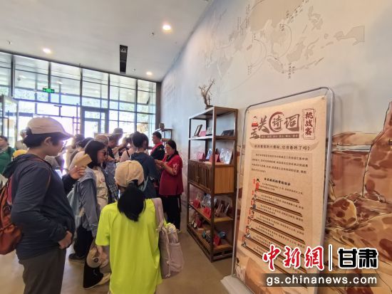 近日，玉門關(guān)遺址景區(qū)開啟了一場精彩紛呈的玉關(guān)詩詞挑戰(zhàn)賽，吸引眾多游人參與其中。玉門關(guān)遺址景區(qū)供圖