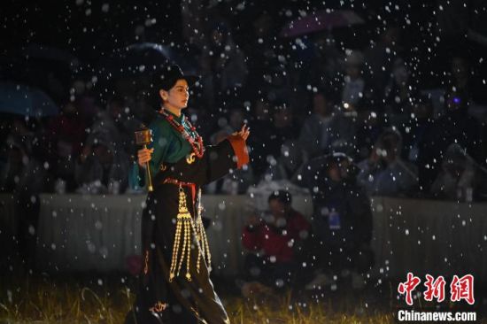 圖為2024年8月6日晚大賽現場模特進行比賽。李亞龍 攝