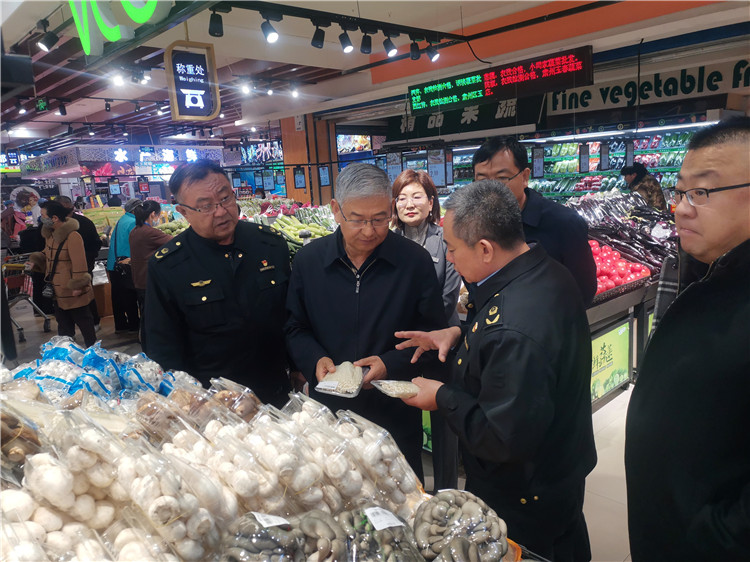圖為市委常委、市紀(jì)委書(shū)記、市監(jiān)委主任張學(xué)勇調(diào)研食品安全責(zé)任包保企業(yè)西部天地商貿(mào)有限責(zé)任公司.jpg