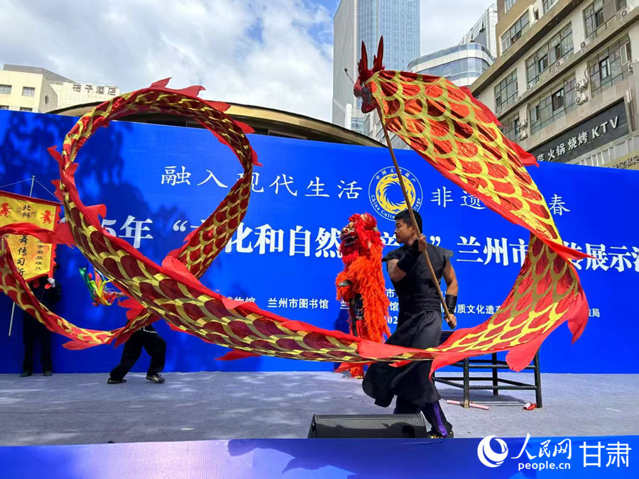 柴宗峰在2025年“文化和自然遺產(chǎn)日”蘭州市非遺宣傳展示活動(dòng)中表演舞獅。人民網(wǎng)記者 焦隆攝