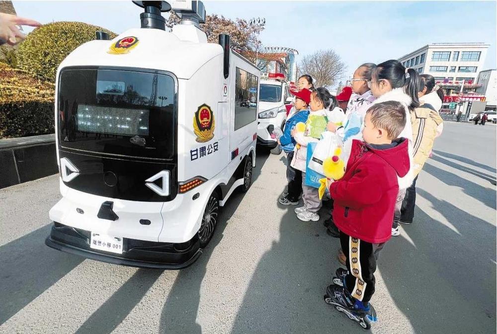 “隴警小移001”向孩子們宣傳交通安全知識(shí)