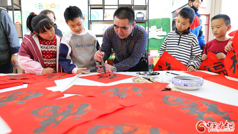 新春走基層丨民樂：揮毫寫春聯(lián) 福氣到社區(qū)