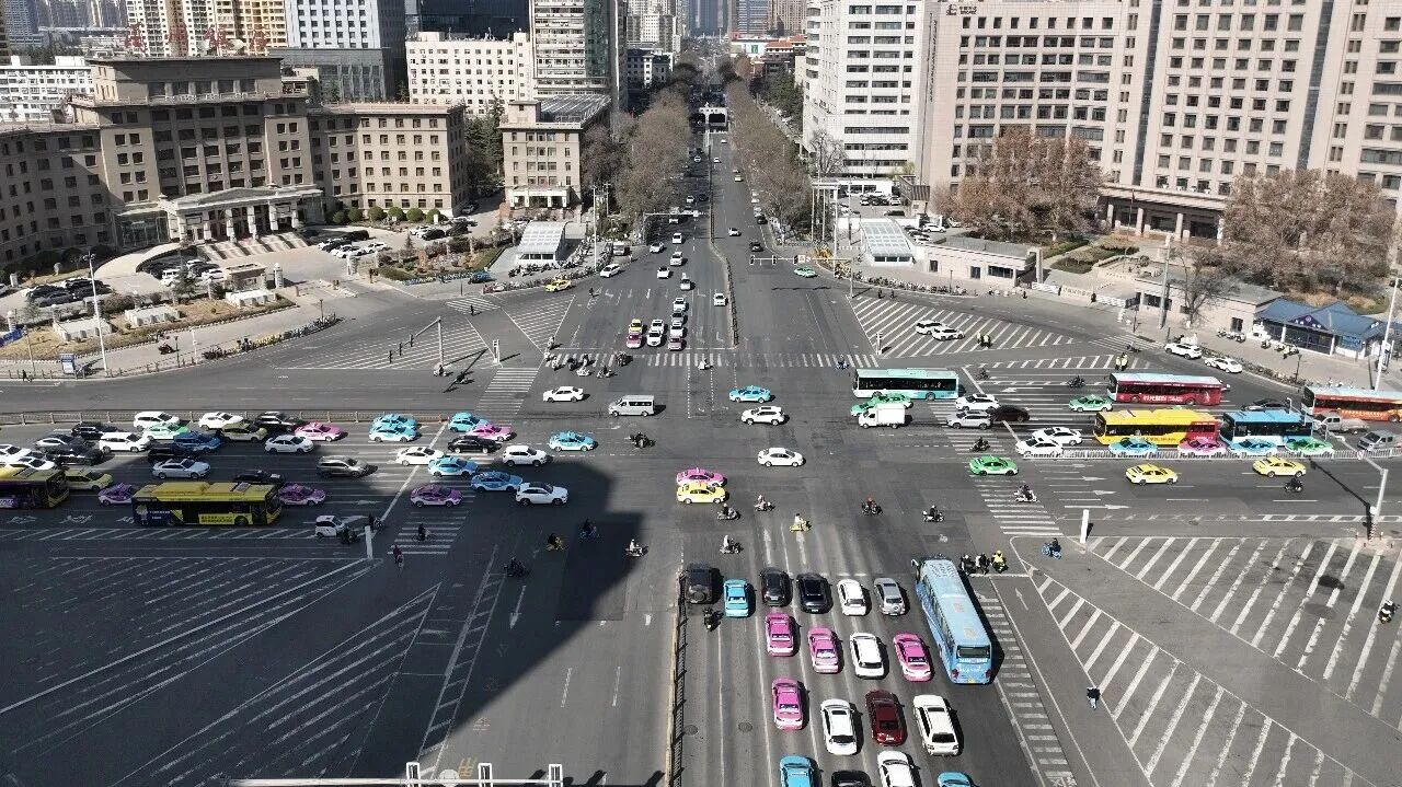 這里的交警N多操作，主打一個“暢通無阻”